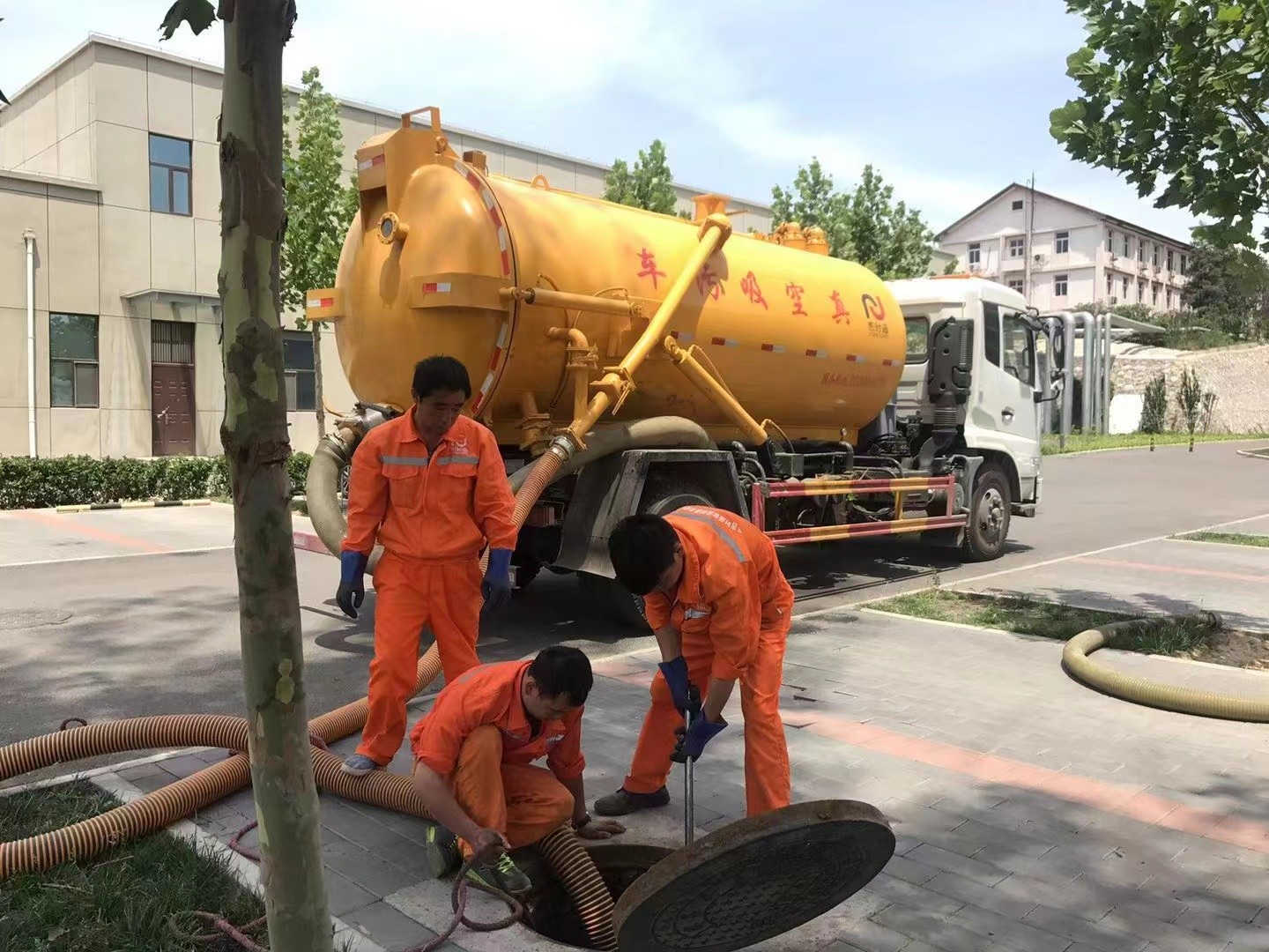 山阴管道疏通车停在窨井附近