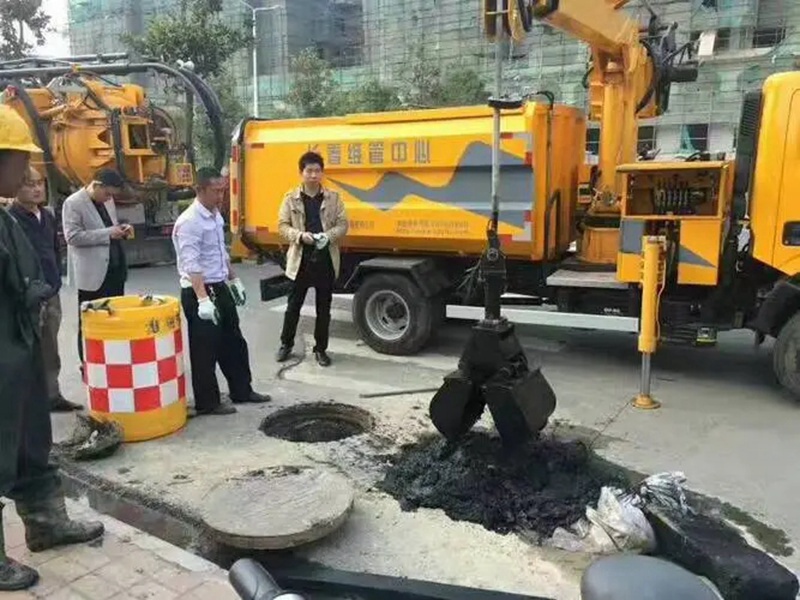 山阴街道：网格员化身“清道夫”，为民解忧疏通“堵心”化粪池