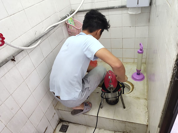 山阴肥皂掉到马桶里把马桶堵住了怎么办？马桶堵住了怎么办