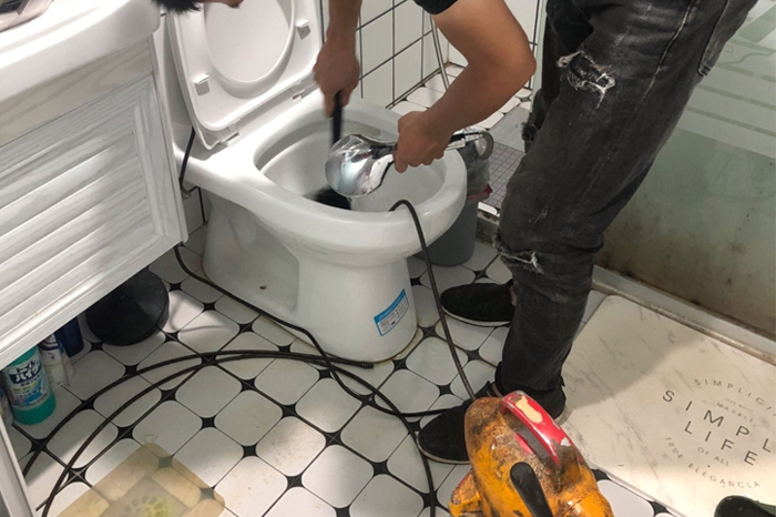 山阴马桶堵塞自己疏通还是找师傅?专业上门服务让你省时更省心